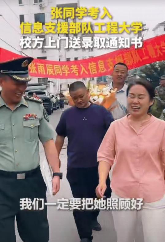 “火到人民日报了！”山东淄博，一位母亲正在家做饭，听到小区里面挺热闹，她以为是谁