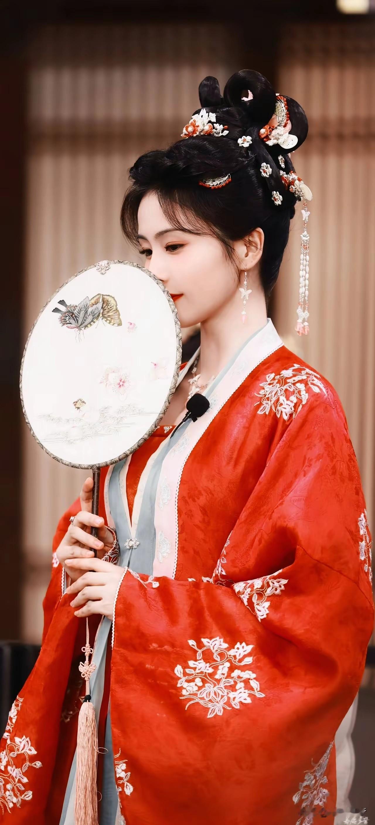 同一个演员，但是我明显觉得白鹿穿旗袍要比汉服更好看。旗袍可以完美的展现女性躯体美