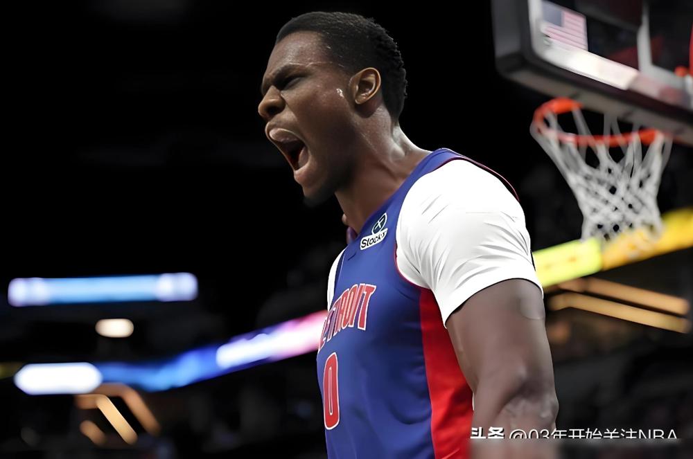 全联盟的内线都在倒吸凉气。那个只会扣篮的底特律糙汉，疯了。杰伦杜伦一把抓下