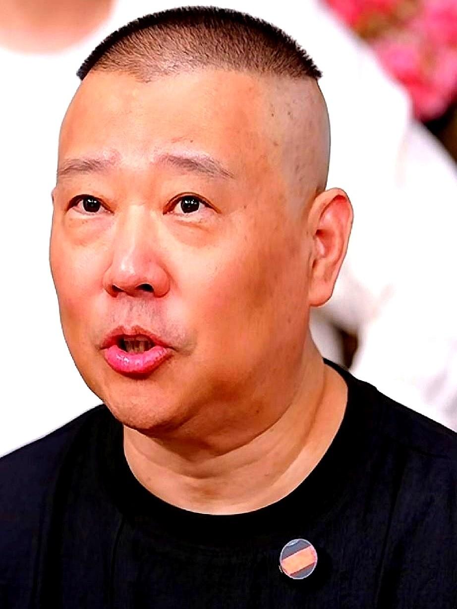 真是一代不如一代。郭德纲在台上唱戏，曹云金这边却把嘴闭得严严实实，任凭怎么起
