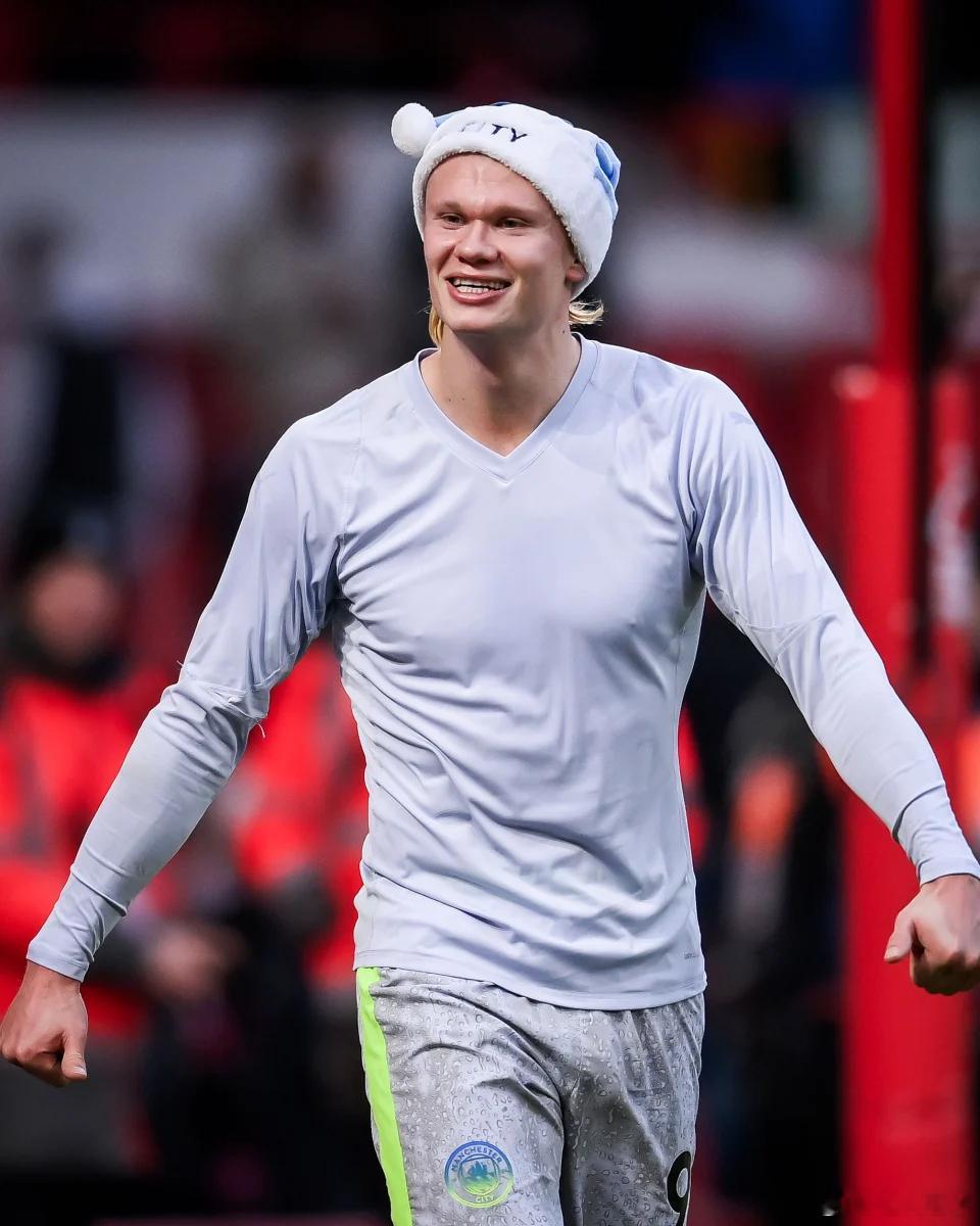 哈兰德专访：无改籍英格兰想法盛赞英超魅力与曼城归属感曼城前锋哈兰德在队刊专访中