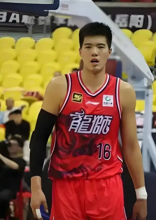 宏远重金换来焦泊乔却面临三大风险！1.身体风险焦泊乔不到24岁，年纪轻轻却容