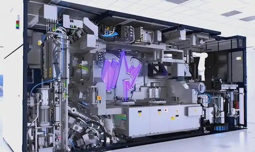 两年前，美荷两国同时发声，对中国独立研发的光刻机技术进行质疑。你看，美荷这两