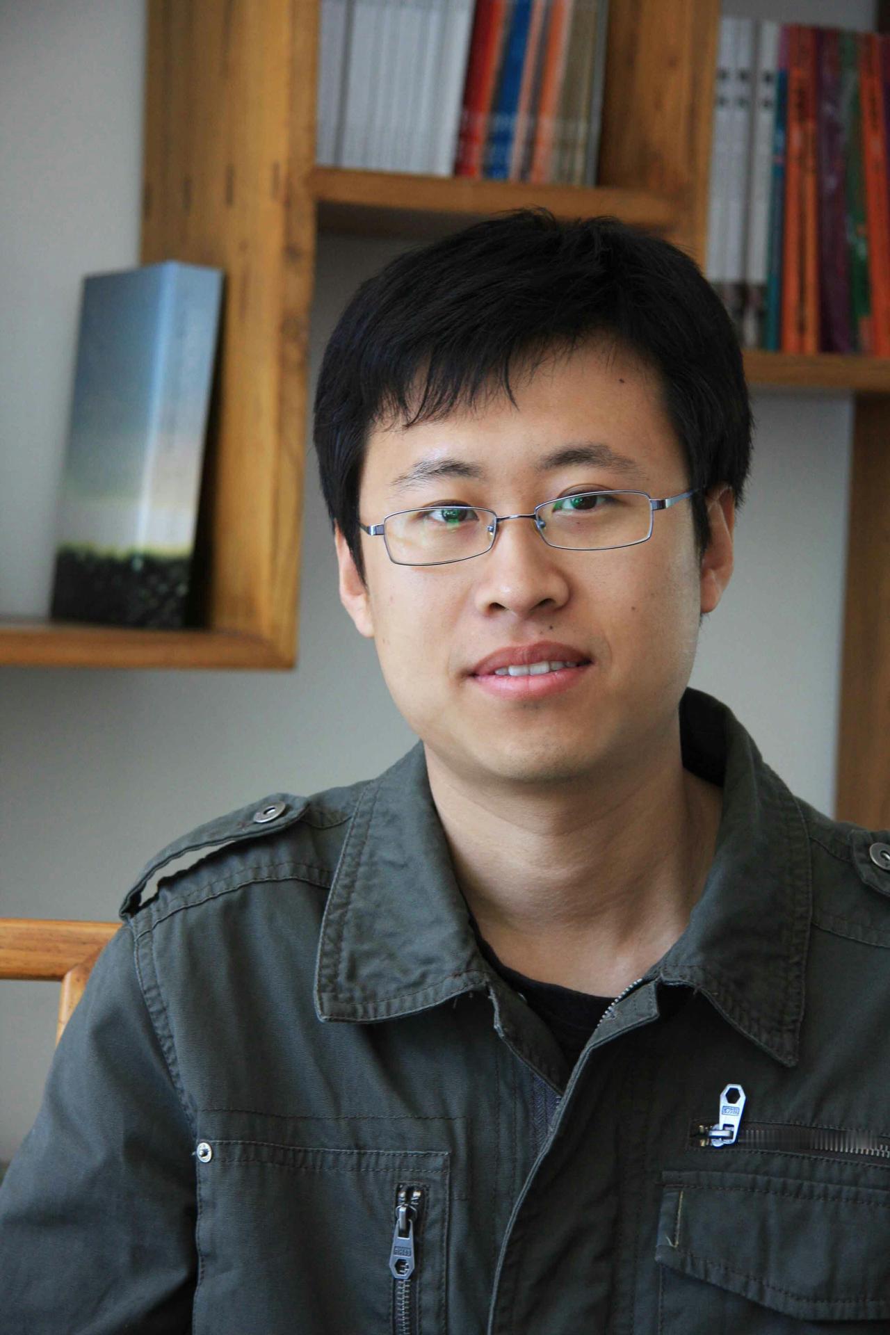 怕被说懒，男子从躺平亏到负债80万，这届成年人太难了一个大男人，失业在家歇