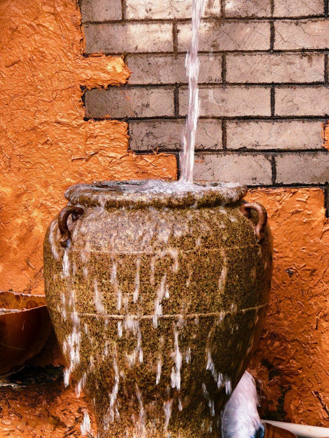 在单位上班，如果同事不好相处，那就选择独来独往！不必讨好任何人，不必把人生的评价