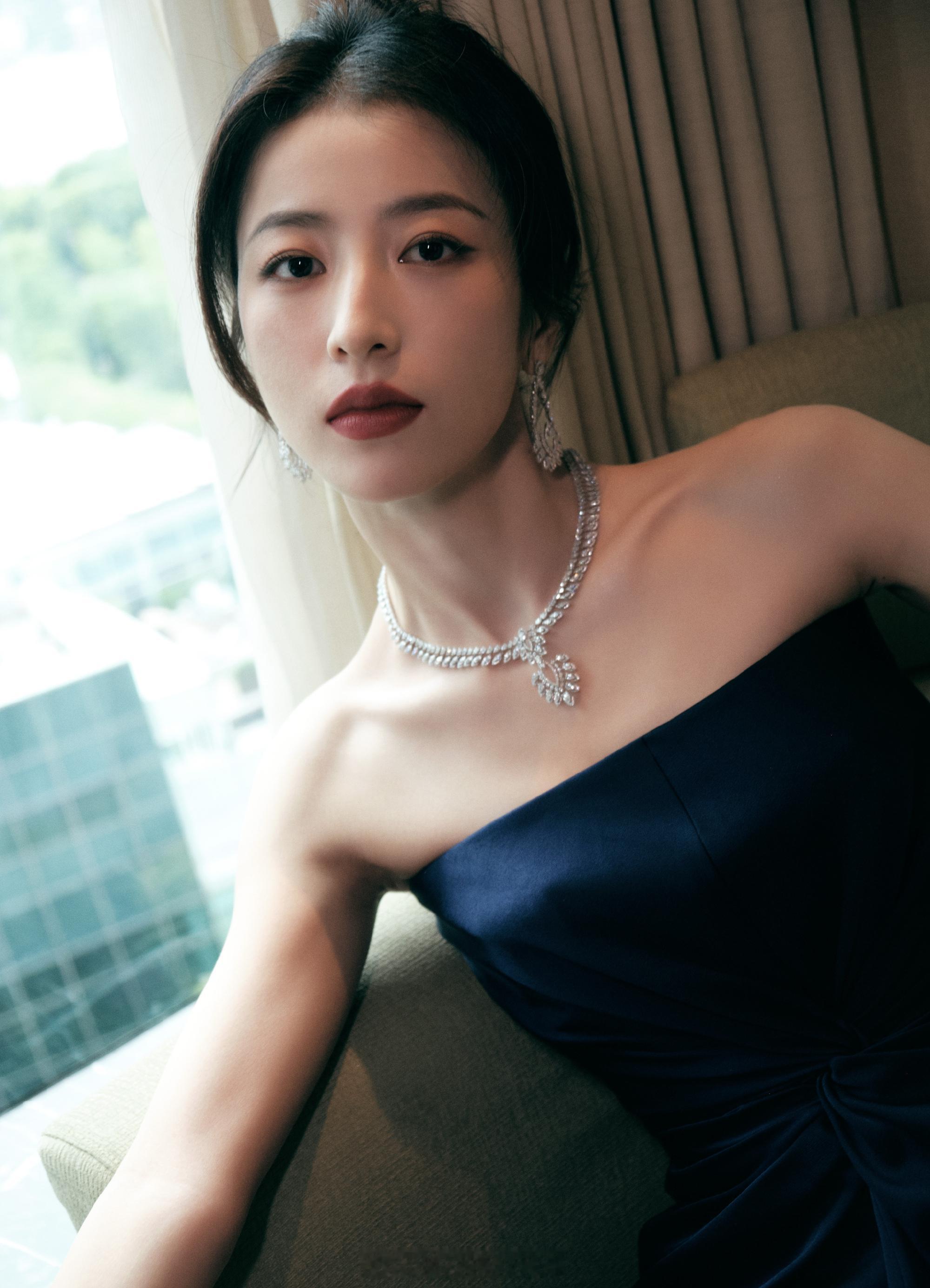 周雨彤一袭抹胸长裙湛蓝绽放