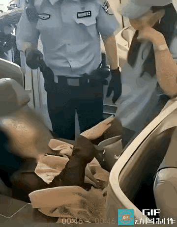 女子买了经济舱，而直接坐进了商务舱躺下，被机长拒载，随后该女子又被航空公司拉入黑