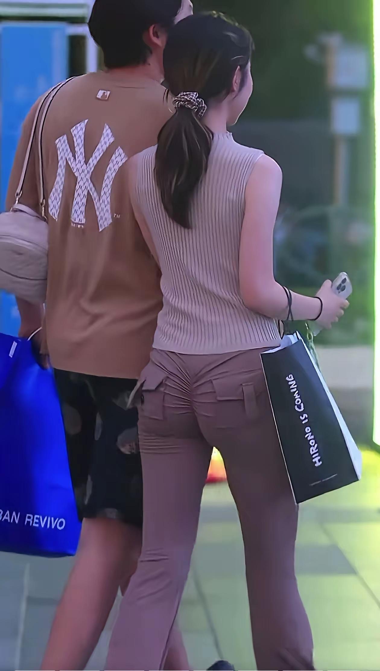 真不知道这裤子她就不感觉尴尬吗？要是我真的没办法穿出来，会不好意思的。这裤子我好