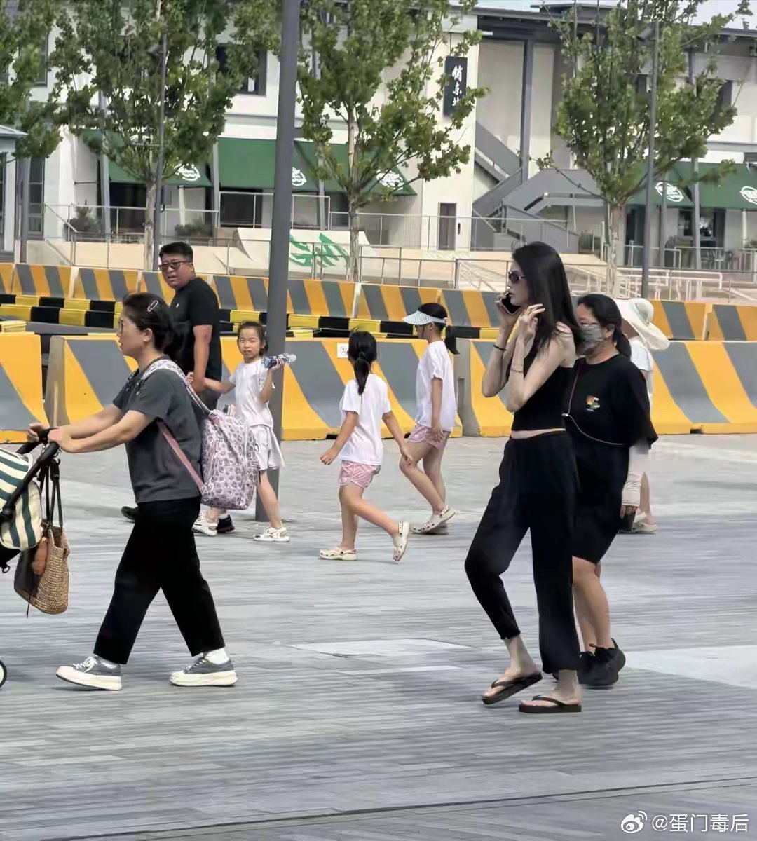 何穗走在阿那亚，气质出众肤白貌美大长腿，不愧是超模！