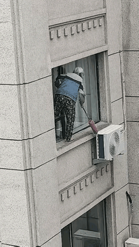 大妈呀，你还是回老家吧。儿子在城里买了新房，心里过意不去，把七十多岁的老妈接来