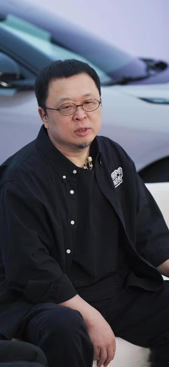 罗永浩当了领克10的一日店长，没先聊车，先聊了一件得罪人的事。他直言，现在新能源车一半左右"在走抄袭