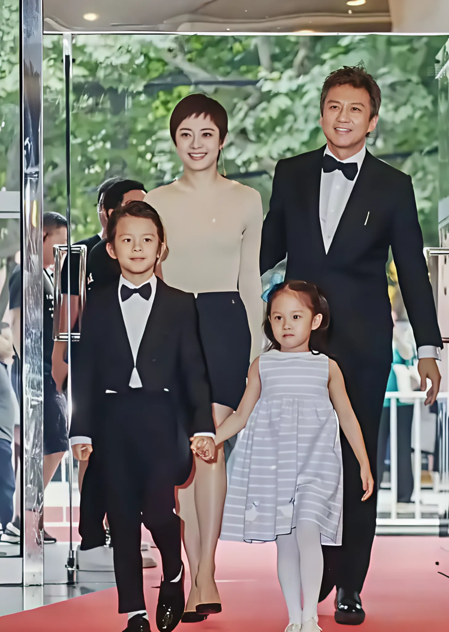 孙俪邓超结婚16年现状曝光：网传“零交流”的背后，藏着中年婚姻最清醒的真相最近孙俪邓超一家四口逛商场