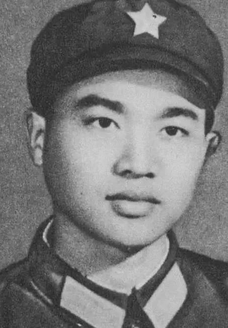 1979年，对越反击战中，我军在攻打越军阵地时，被敌人火力压制得死死的，正在大家