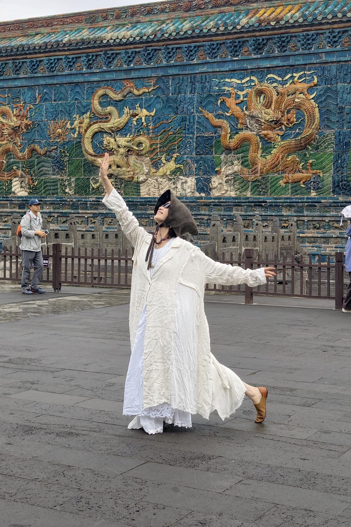 网友在大同云冈石窟偶遇倪妮！明星淡季也去旅游了！她是真的喜欢历史！这次不知道这是