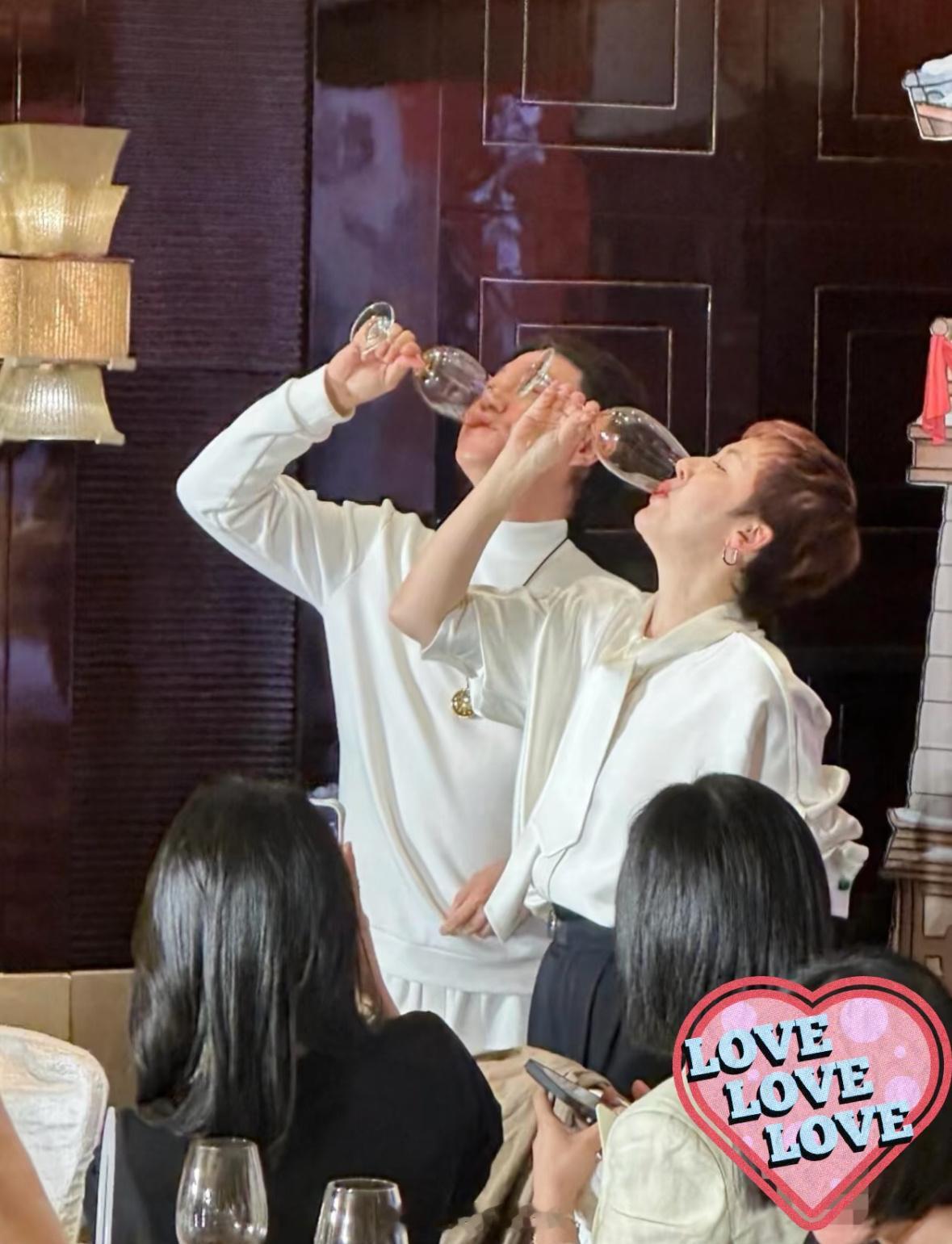 笑死我了逐玉庆功宴首页全是两个经纪人在敬酒，真有点像他俩结婚啊哈哈哈哈哈哈张凌