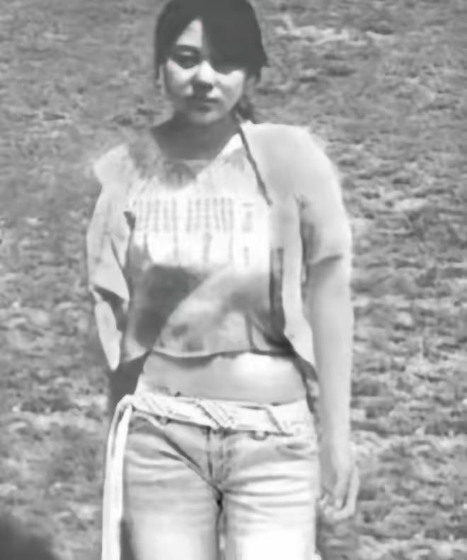 1993年，23岁年轻貌美的任雪，因杀人罪被执行枪决，行刑前，她突然张了张嘴，提