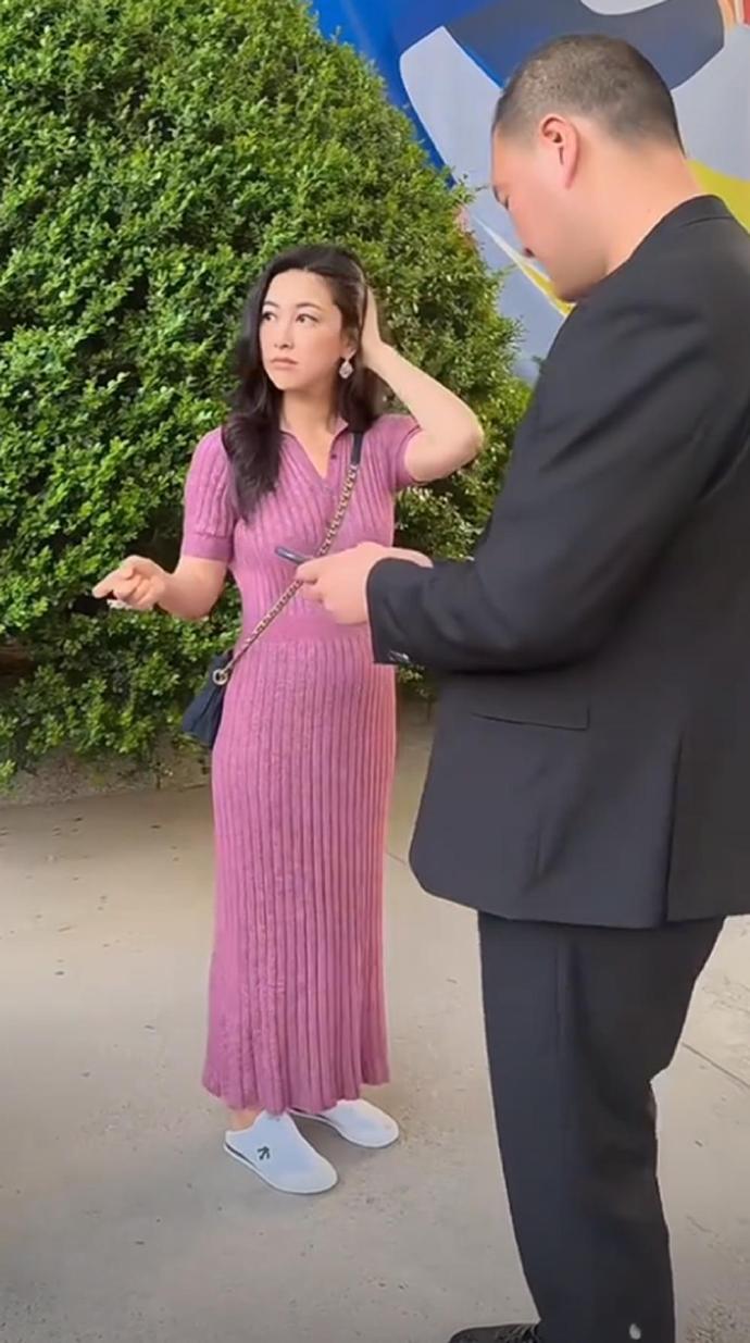 40岁朱珠被偶遇，生图五五分身材还有小肚子……​​​