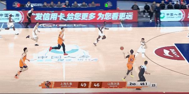王哲林这个传球把队友都看迷茫了，大概觉得王哲林传球的时候在思考人生，不过古德温面