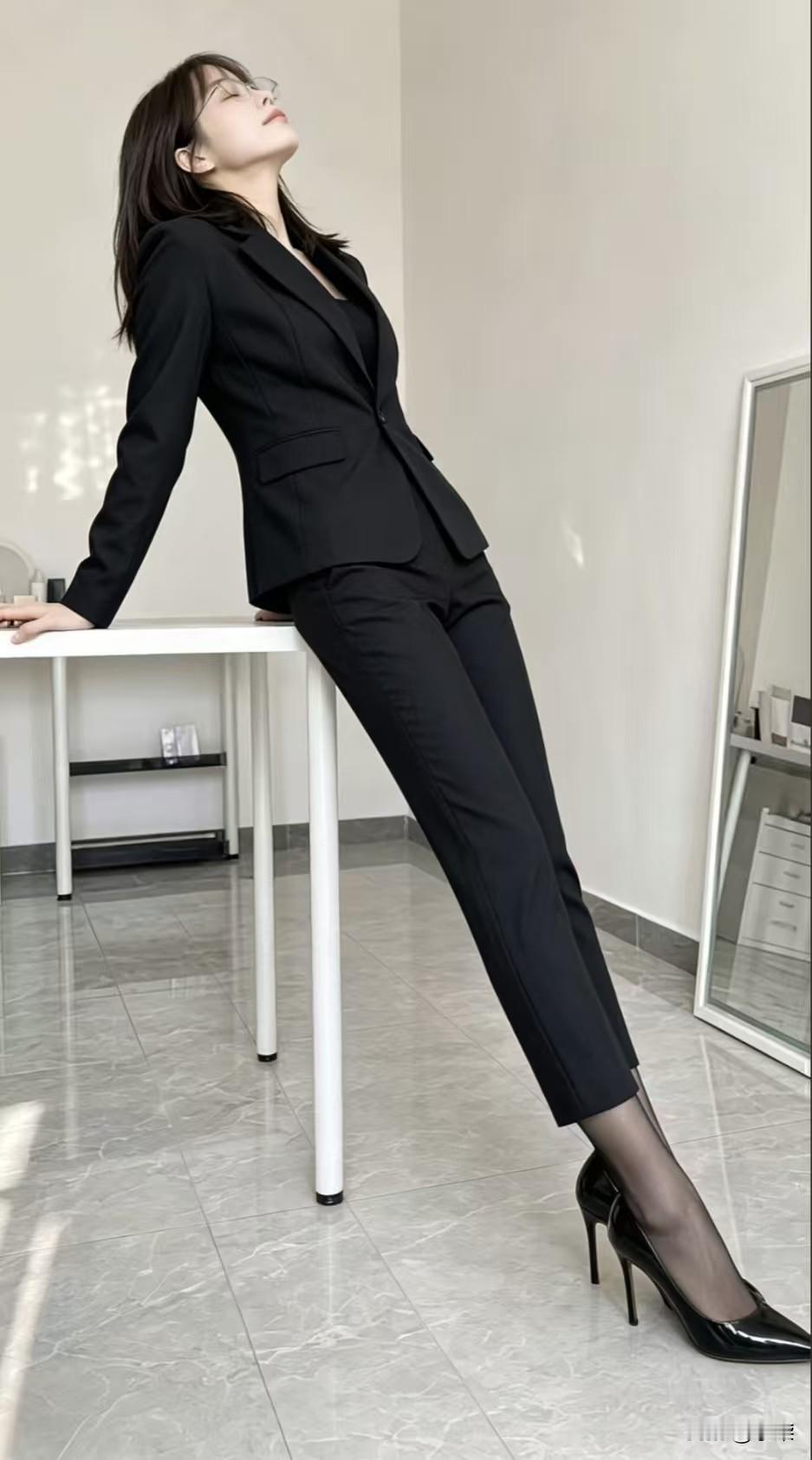 正装西服可以选择什么颜色?别再纠结正装西服的颜色啦！经典黑永远是不出错的答案