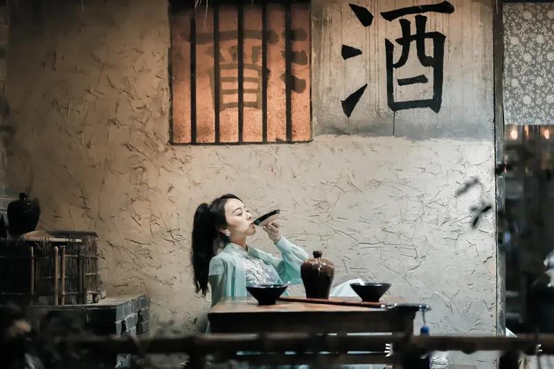 上联“醉里吟诗诗有味”，真是把醉酒后诗兴大发的状态写活了。喝酒这事儿，确实能让人