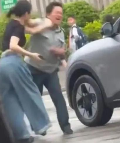 保安为什么不受人待见？一名保安因为被一名女子踢了一脚还了对方一巴掌而被千夫所指