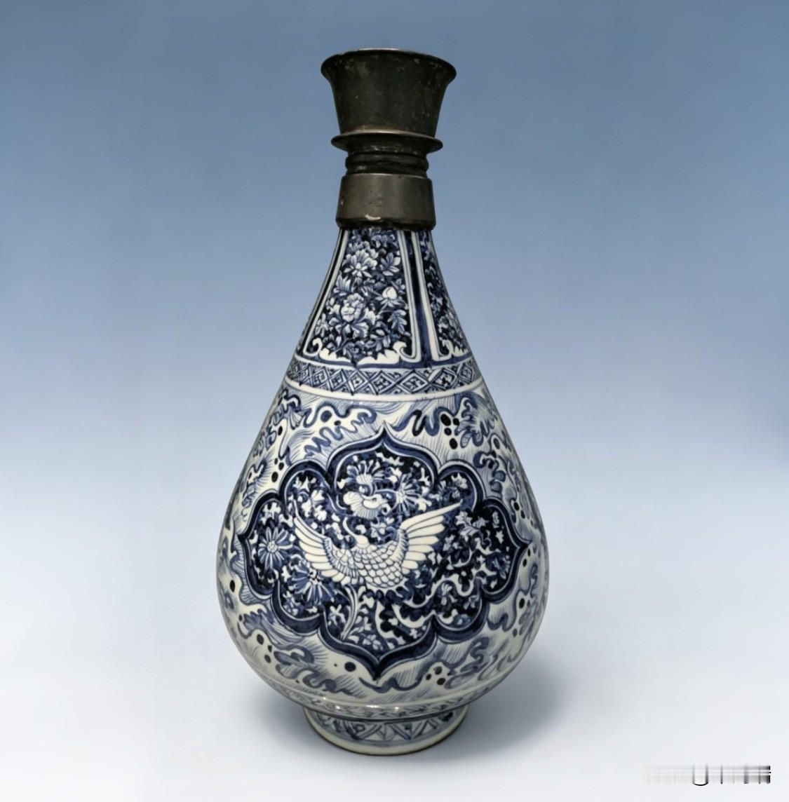 这件元青花麒麟凤凰纹玉壶春瓶，高42.5厘米，是大英博物馆中国陶瓷收藏中的顶级珍