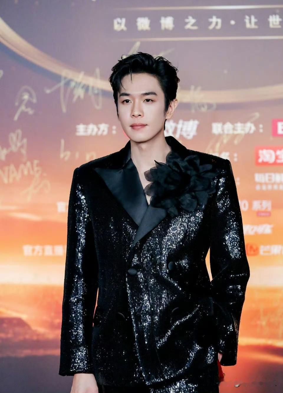 张若昀有点儿郁闷他怎么也想不明白自己怎么这么精准他的新剧《千里江山图》由新丽