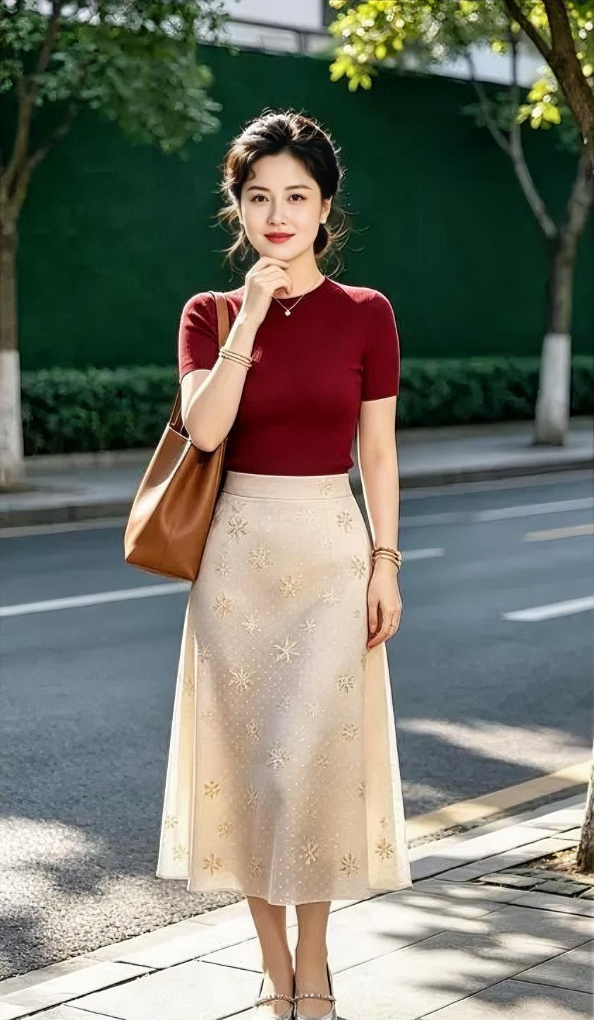 阳光洒落街角，树影斑驳好温柔，酒红针织衫，搭配印花半裙好清秀。你手提棕色