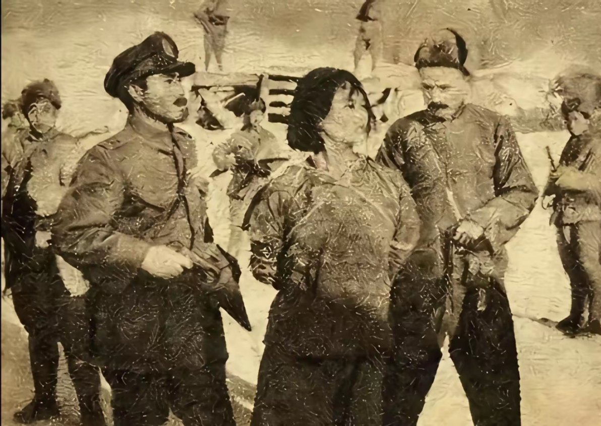 1941年2月7日。刑场。惨无人道的日寇，将她两岁的孩子用刀活活劈死，又凶残的将