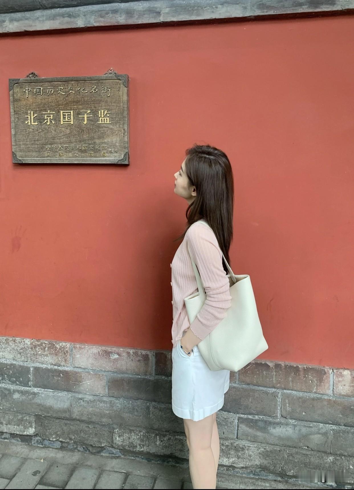 最美的女人，是能展现真实自我，用内在品质触动人心的人。