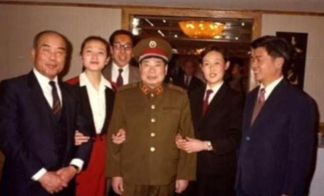 1990年，79岁的杨得志新婚，迎娶了石莉，结婚当晚，杨老将军握着石莉的手，动情