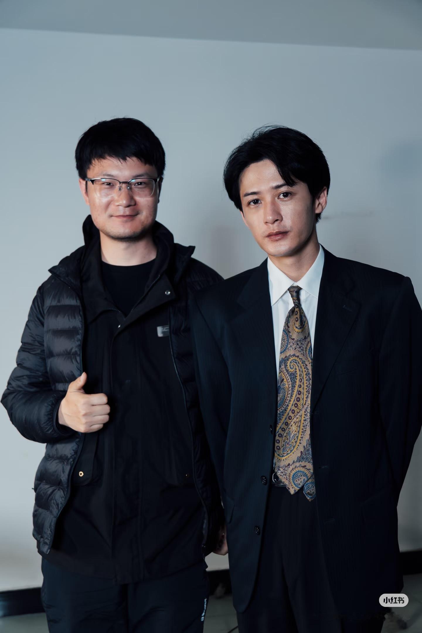 大家翻出来照片说哎呀还好当时合作了一场，大哥现在成影帝了，出去也能得瑟一下我们是