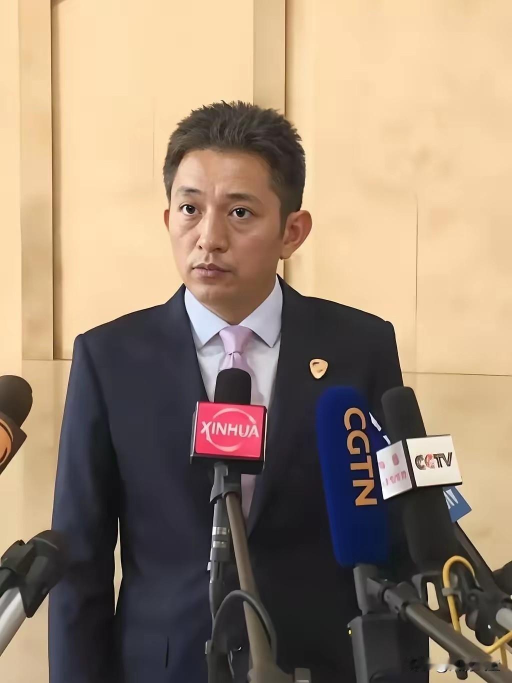 在中美贸易谈判桌前，李成钢的“钢”应该是世人皆知的。他是北大法律经济学高材生