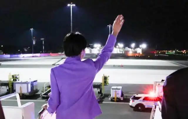 终于吸取教训，回去的时候没敢再挥手。这一趟赴美，去的时候有多嚣张自信，回来的时候