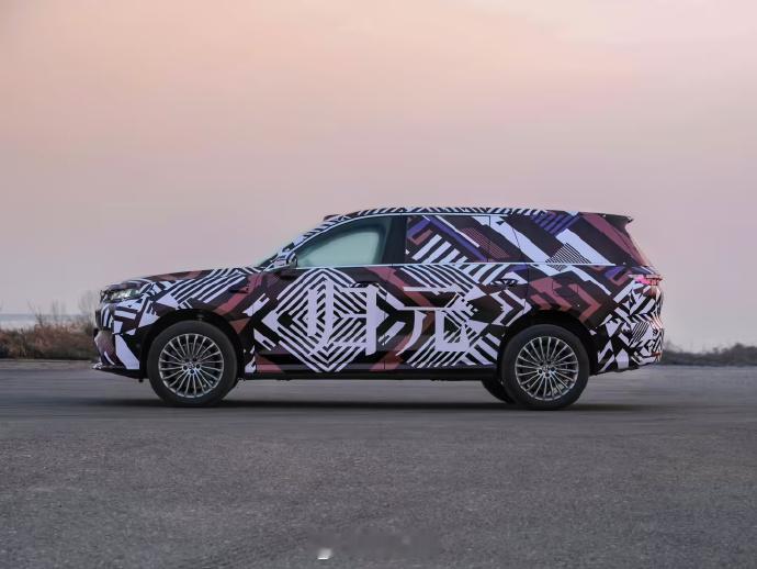 魏牌旗舰SUV实车曝光1月22日，长城旗下魏牌的全新大型旗舰SUV新车曝光据悉