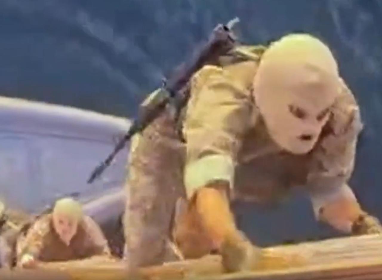 干得漂亮！既然美国开了个坏头，那伊朗就有样学样。你有军舰直升机，我有快艇