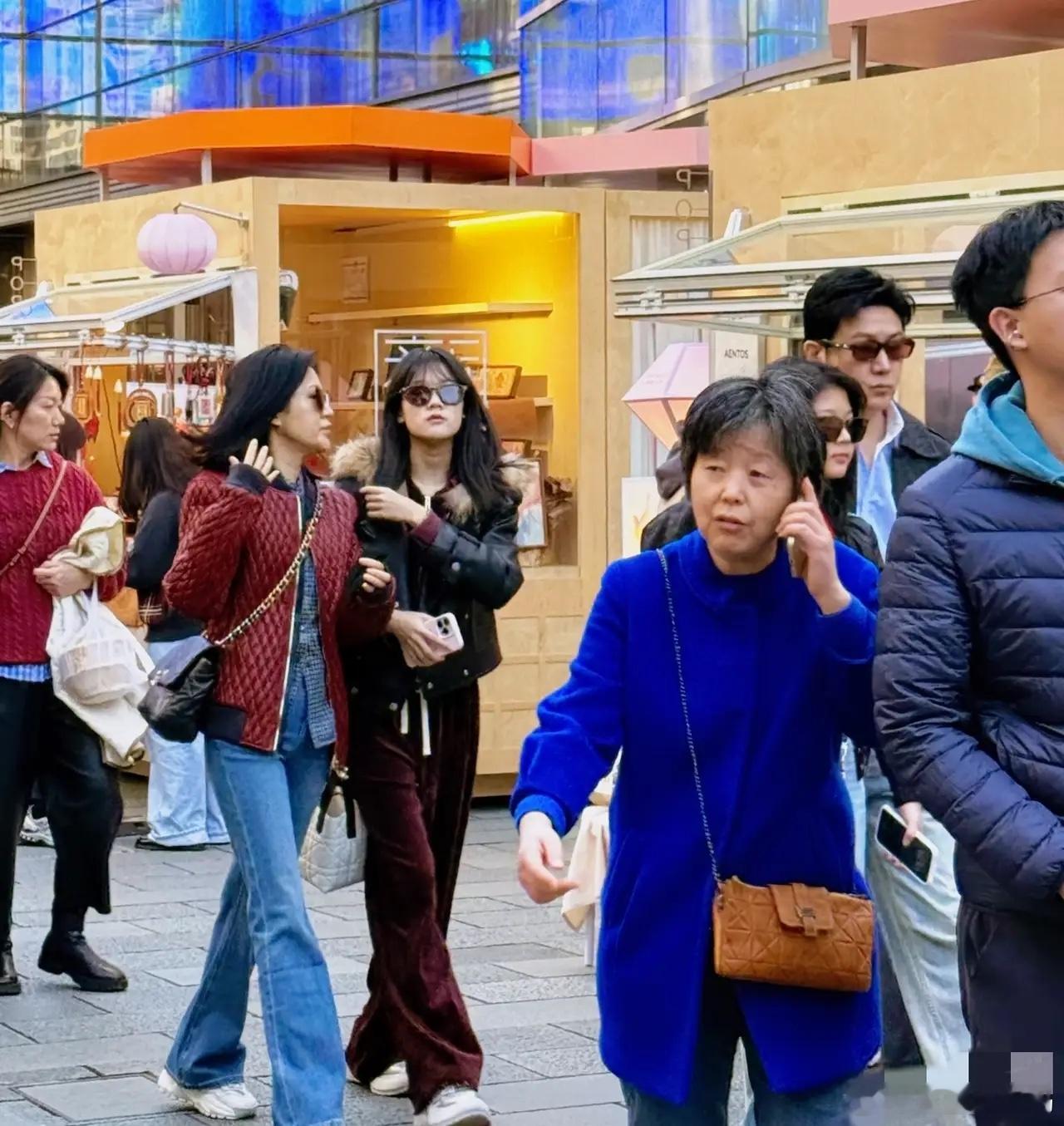有网友在上海新天地偶遇陆毅鲍蕾，两个女儿个子好高啊！这一家太让人羡慕了！