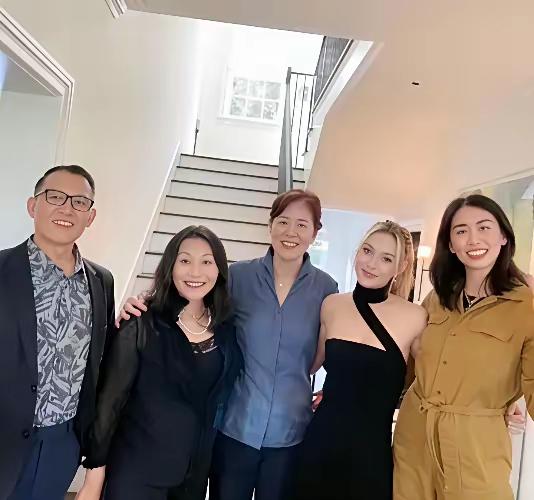 郎平母女与谷爱凌母女在美国欢聚一堂，从她们合影看，郎平女儿白浪的颜值比谷爱凌确确
