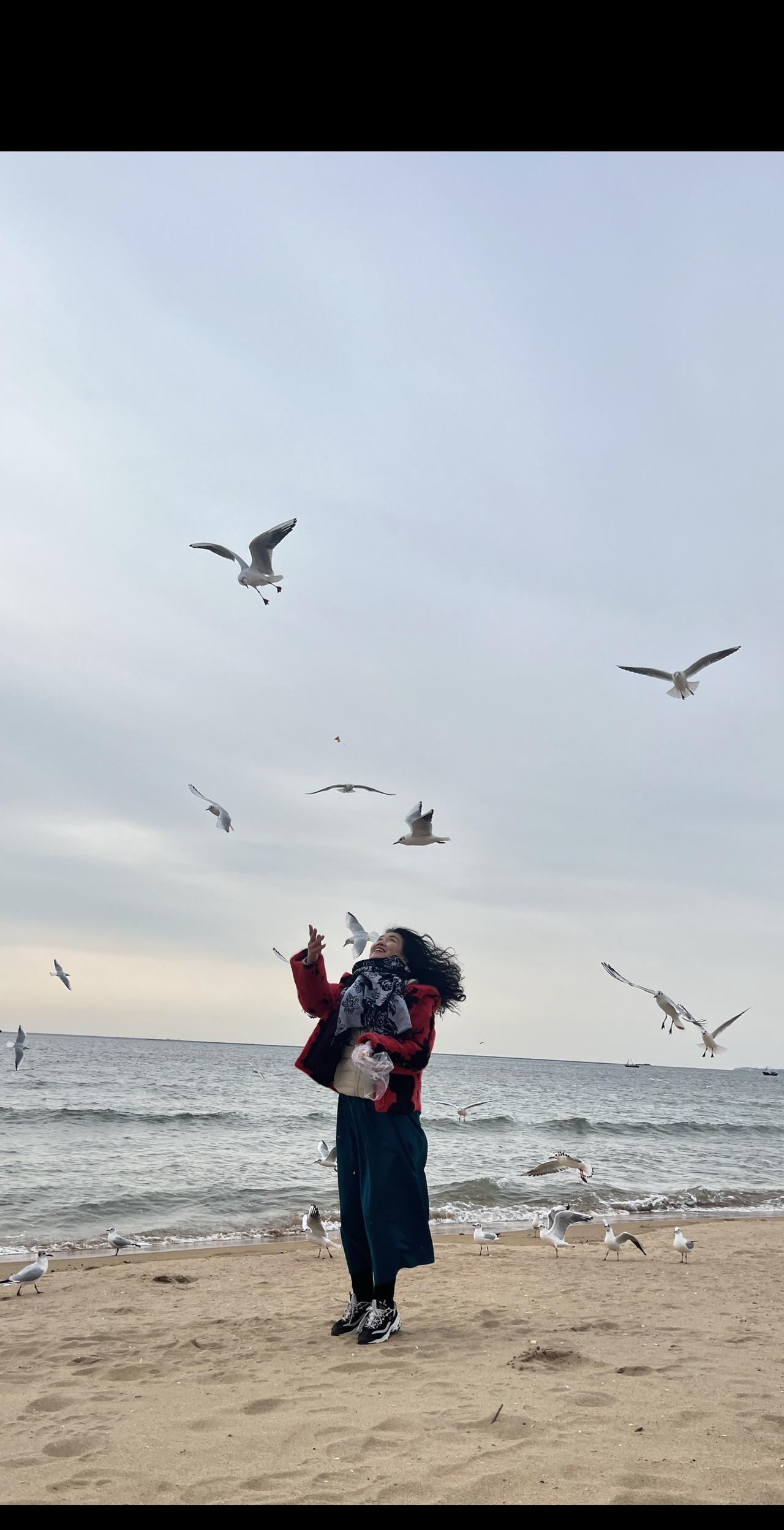 活着的意义，大概就是：看花怎么开，水怎么流，太阳怎么升起，夕阳怎么落下。爱