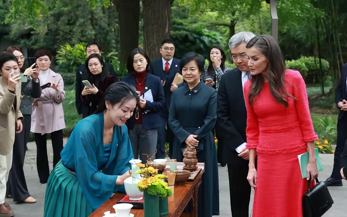 西班牙王后成都望江楼公园游玩，穿红色裙子优雅迷人！镜头下的她莱蒂齐亚王后一袭红