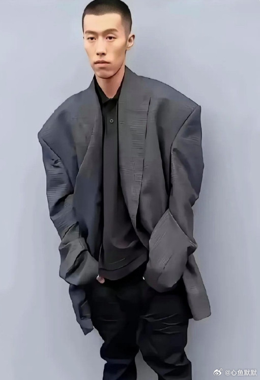 巴黎世家是真不坑穷人，这审美也是绝了