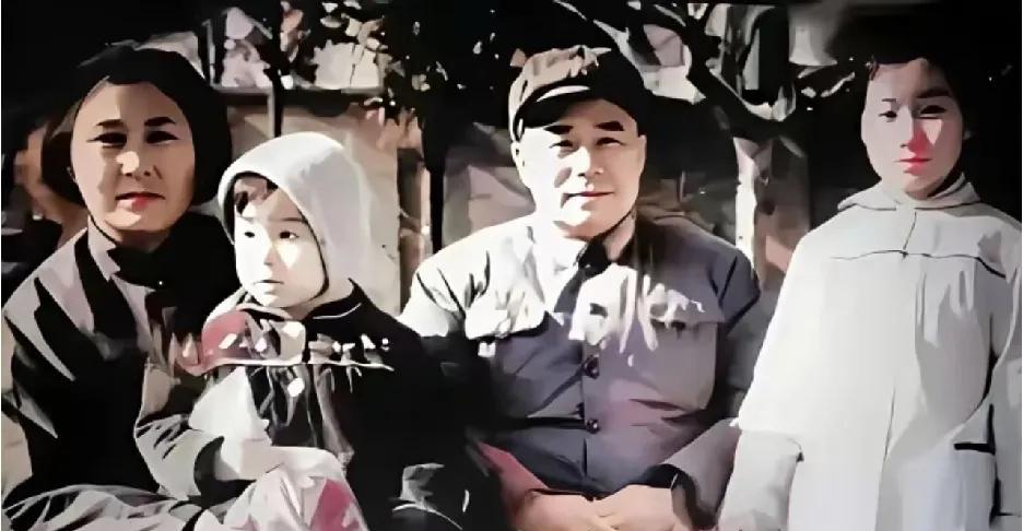 这张泛黄的老照片，定格了王近山将军与第二任妻子黄慎荣及两个孩子的温馨瞬间。画面里