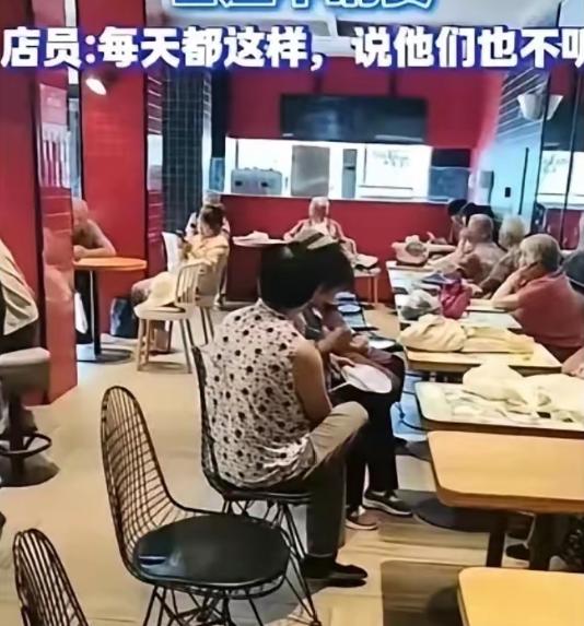 两家咖啡店面对“蹭空调”的人，竟然用了完全不同的办法。有人说，瑞幸的做法太狠。