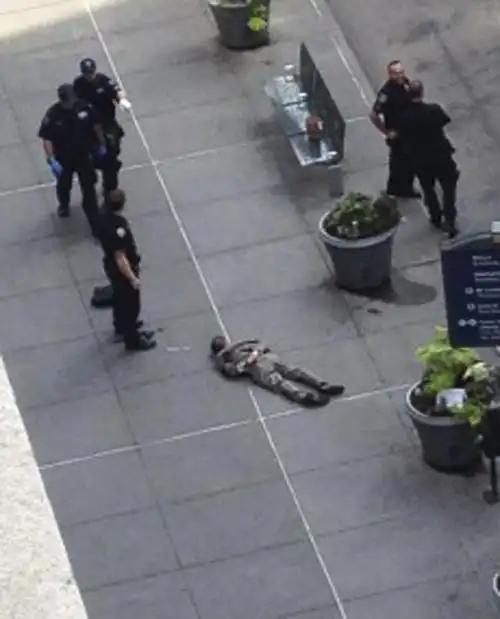 英国南安普顿这事儿，真的越挖越让人窒息。18岁的白人小伙，只是好奇拍了段视频，就