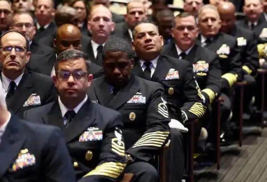 美军全世界第一，为什么美国没有出现军政府？原因很简单，美国大兵的工资都是国会拨款