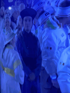 米兰奥运会闭幕式惊现清朝太监服，这是什么鬼，他好像从另一个时空穿越而来的“显眼包