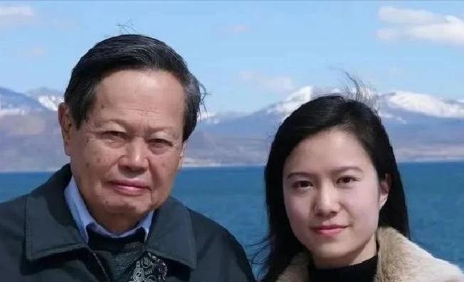翁帆父亲揭开女儿爱上杨振宁的缘由，直言其有4大无可比拟的优点：渊博学识令人敬仰、