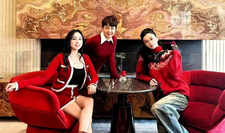 超模奚梦瑶，竟把“隐身术”练到了满级！我得说，这姐们儿是真把豪门玩明白了。她