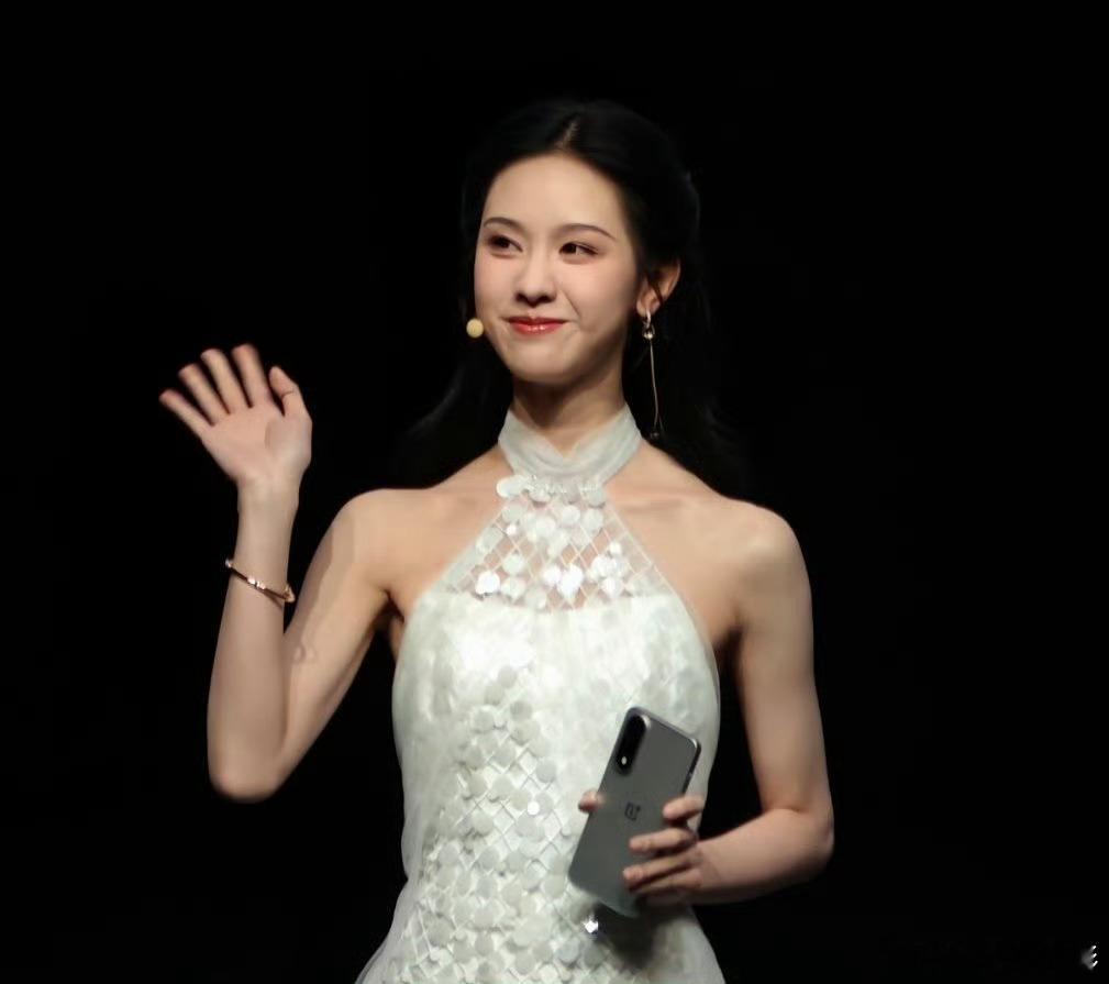 陈都灵陈都灵白色挂脖亮片裙陈都灵你还么有什么惊喜是我不知道的，白色挂脖亮