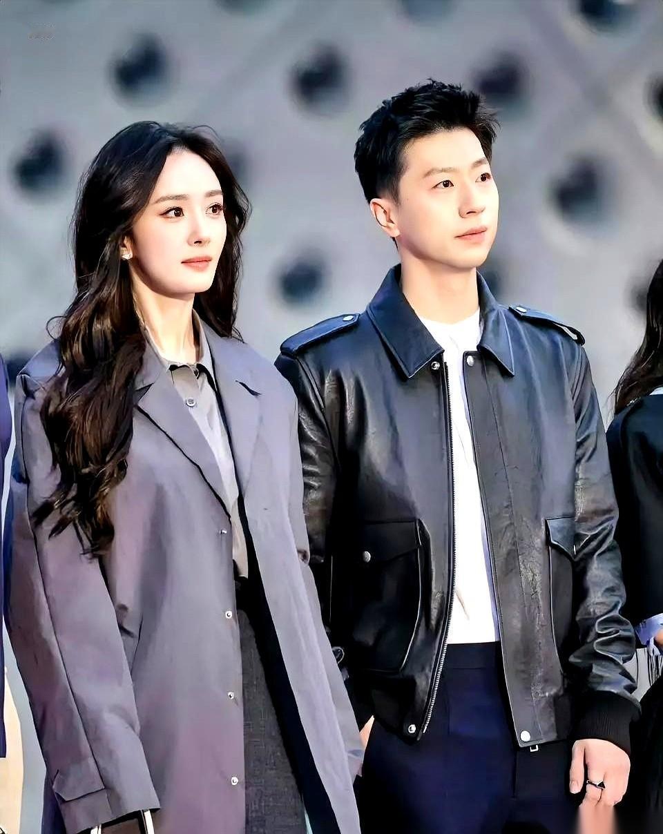 杨幂和马龙，并排站在那儿，闪光灯咔咔响。俩人隔着点距离，客气，礼貌，全场都以为